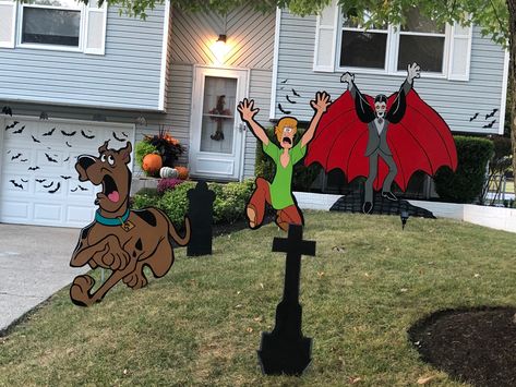 Diy Yard Cutouts, Scooby Halloween Decorations, Cartoon Halloween Decorations, Scooby Doo Halloween Decorations Diy, Diy Halloween Cutouts, Wooden Halloween Yard Decorations, Halloween Wood Projects Yard Art, Wooden Yard Decor, Plywood Yard Art