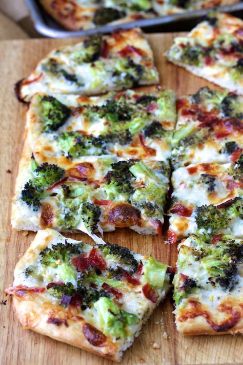 Broccoli On Pizza, Pizza Pancakes, Broccoli Pizza, How To Make Broccoli, Pizza Ideas, Calzone Pizza, French Bread Pizza, Cheesy Broccoli, Pecorino Romano