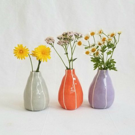 Mini Ceramic Vase, Ceramic Vase Painting Ideas, Summer Ceramics, Ceramic Vases Handmade, Handmade Hostess Gifts, Plant Vases, Mini Vases, Ceramic Bud Vase, Diy Pottery Painting