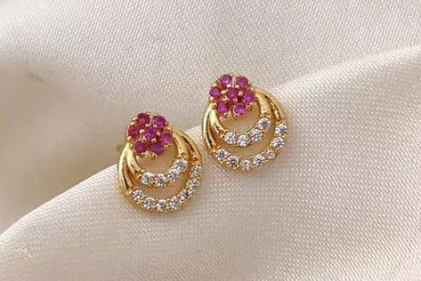 Latest Model Ear Rings Gold, Small Tops Earrings Gold, Latest Earrings Design, Small Earrings Gold, Bridal Necklace Designs, Gold Bangles For Women, New Gold Jewellery Designs, Gold Earrings Models, Fancy Jewelry Necklace