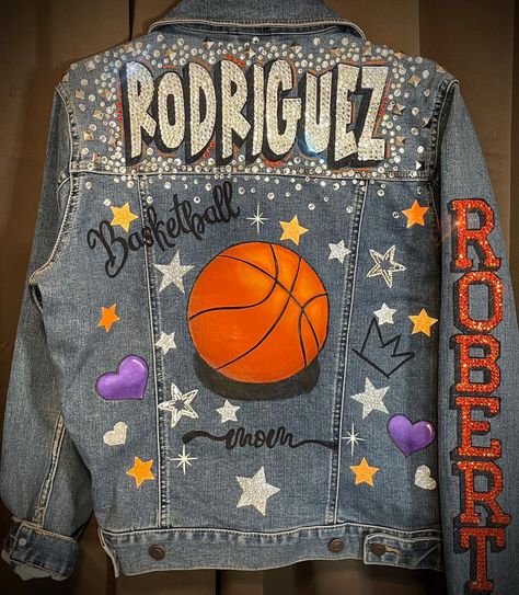 Senior Denim Jacket, Senior Jackets Design Ideas, Jean Jacket Diy, Senior Jackets, Custom Jean Jacket, Denim And Diamonds, Custom Jeans, Diy Jacket, Class Reunion