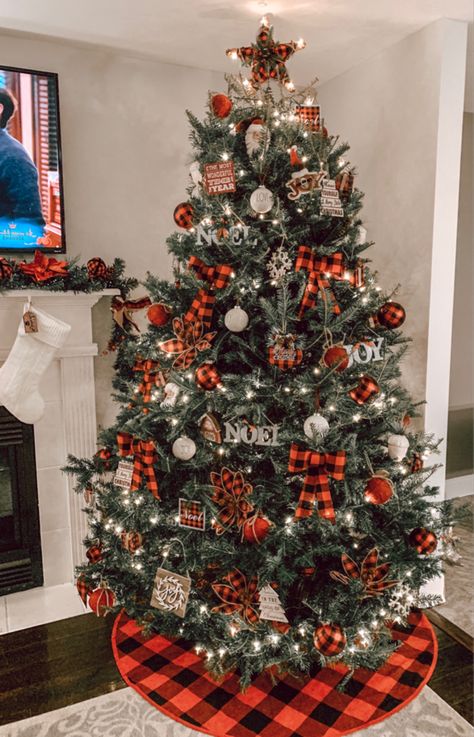 Red And Black Checkered Christmas Tree, Farmstyle Christmas Tree Decor, Christmas Tree Ideas Buffalo Plaid, Plaid Christmas Tree Ideas, Modern Rustic Christmas Tree, Christmas Buffalo Plaid Decor, Christmas Tree Ideas Simple, Red Buffalo Plaid Christmas Tree, Farmhouse Christmas Tree Ornaments