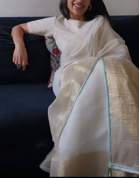 White Saree With Contrast Blouse, Onam Saree Blouse Ideas, Onam Outfits, Onam Saree, Kasavu Saree, Formal Saree, Cotton Saree Blouse Designs, Simple Saree Designs, Kerala Saree