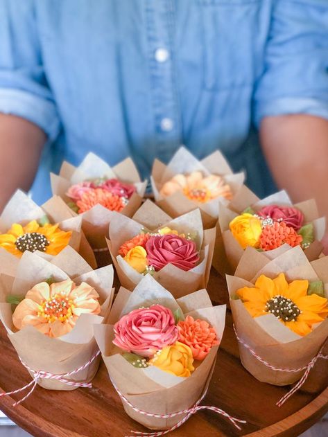 Fall Floral Cupcakes, Fall Flower Cupcakes, Deco Cupcake, Cupcakes Flores, Cupcake Flower Bouquets, Spring Cupcakes, Flower Cupcake, Fall Cupcakes, Cupcake Decorating Tips