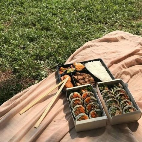 pinterest // @reflxctor sushi picnic Picnic Date, Think Food, Cafe Food, Korean Food, Bento Box, Pretty Food, Food Cravings, I Love Food, Cute Food