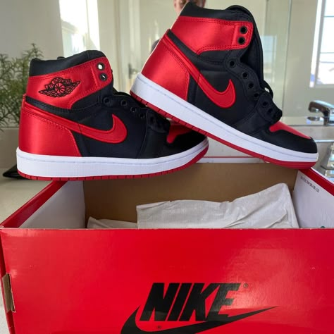 New In Box Size 6 Womens Satin Aj1 Highs “Breds” Comes With Black Canvas Jumpman Tote & Pair Of Waxed Red Laces. All Black Jordans, Cute Jordans, Trendy Shoes Sneakers, Basket Noir, Black Jordans, Pretty Shoes Sneakers, Jordan Shoes Retro, Nike Air Shoes, Fresh Shoes