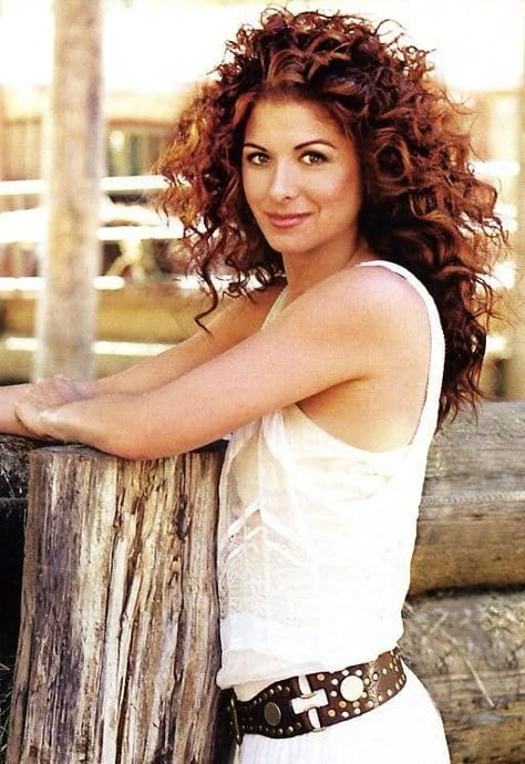 Here's Proof That Debra Messing Was The Most Underrated 90s Style Icon Curly Natural Curls, Debra Messing, Red Curly Hair, Curly Hair Cuts, Winter Hairstyles, Short Curly Hair, Long Curly Hair, Curly Girl, Long Curly