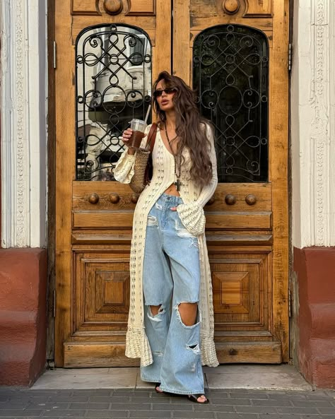 10 Outfits To Nail The Revival Of Boho Chic Long Flare Dress, Bohemian Schick, Elegant Cardigan, Stile Boho Chic, Look Boho Chic, Slim Fit Coat, Beach Holiday Dresses, Women Long Cardigan, Boho Chique