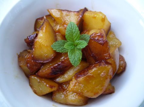 Oh my, sweet goodness! Adapted from Great Good Food by Julee Rosso! Candied Pears, Glazed Pears, How To Peel Peaches, Thermomix Desserts, Pear Recipes, Jam And Jelly, Fruity Desserts, Thermomix Recipes, Sweet And Sour Pork