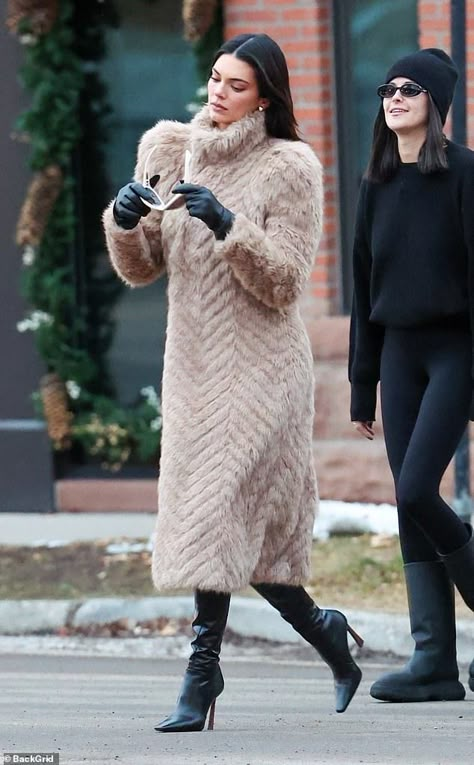 Kendall Jenner models a $6k fur coat as she continues her fashionable Aspen trip... after Bad Bunny breakup | Daily Mail Online Em Rata Style, Style Kendall Jenner, Kendall Jenner Street Style, Kendall Style, Kylie Jenner Style, Aspen Colorado, Kendall Jenner Outfits, Jenner Style, Looks Street Style