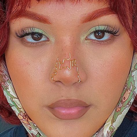 Gold Nose Jewelry Aesthetic, Nose Wire Jewelry, African Nose Cuff, Nose Cuffs Aesthetic, Nose Piece, Nose Jewelry Ideas, Diy Wire Nose Cuff, Nose Accessories, Nose Cuff Ideas