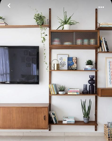 Mid Century Modern Tv Wall, Den Remodel, Danish Living Room, Built In Shelves Living Room, Living Room Built Ins, Green Roofs, Mid Century Modern Living, Casa Vintage, Mid Century Modern Living Room