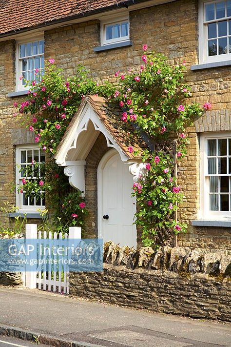 Cottage front door with Roses growing around porch Cottage Entrance Exterior, Cottage Front Door, Navy Front Door, Roses Growing, Sas Entree, Cottage Front Doors, Colonial Cottage, Kerb Appeal, Cottage Porch