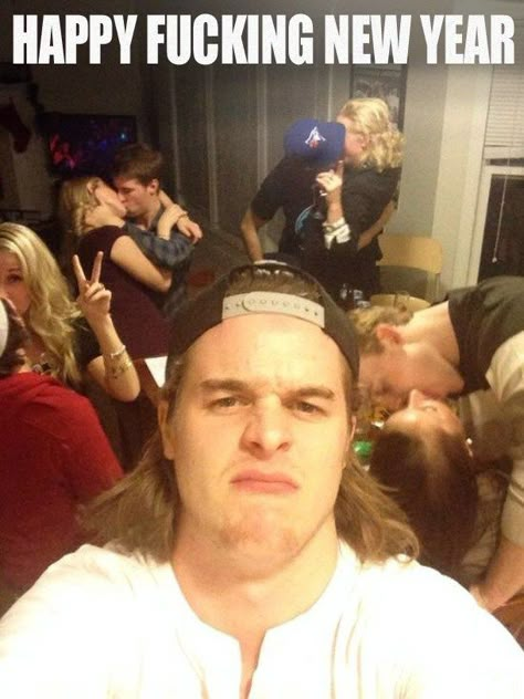 26 Funny Awkward Christmas Photos ~ funny selfie, couples kissing, except lonely man, happy f-ing new years Kiss Funny, Christmas Couple Pictures, New Year's Kiss, Funny Christmas Pictures, Teenage Couples, Uber Humor, Selfie Fail, Funny Selfies, Funny New Year