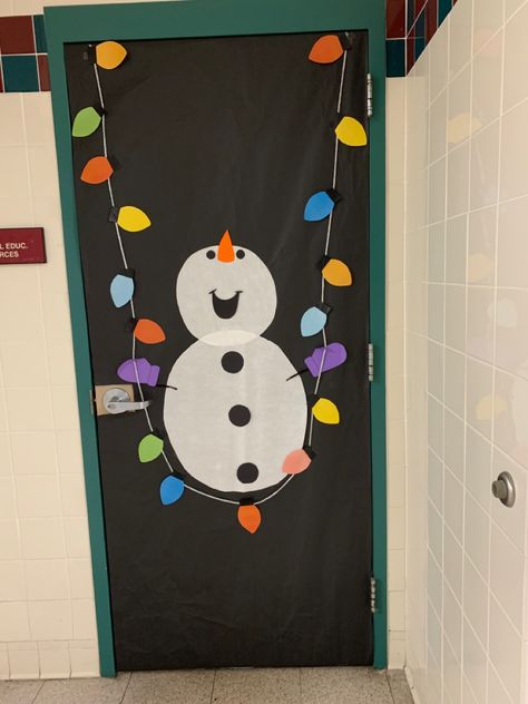 Snowman Door Decoration For Classroom, Easy Christmas Door Decorations, Snowman Door Decoration, Holiday Door Decorations For Work, Snowman School Door, First Grade Christmas Door Decoration, Christmas Door Decorating Contest Snow Glob, Snowman Door Kids, Christmas Office Door Snowman