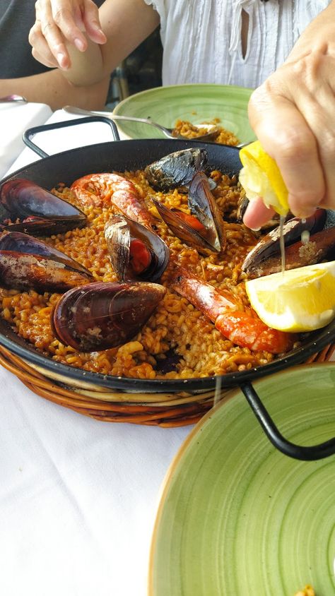 europe, euro, euro summer, spain, barcelona, holiday, travel, vacation, summer, fun, friends, family, paella, food, seafood, dinnner Spain Aesthetic Food, European Food Aethstetic, European Summer Restaurant, European Summer Aesthetic Food, Paella Barcelona, Food And Drink