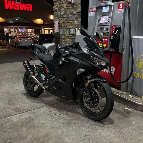 sitting pretty Everyday Bag Essentials, Bike Aesthetic, 2013 Swag Era, Motorcycle Aesthetic, Biker Aesthetic, Biker Boys, Pretty Bike, Motor Sport, Sports Bikes Motorcycles