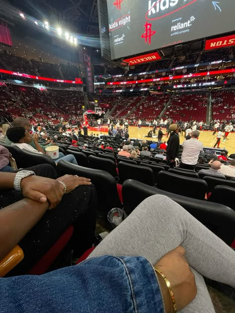 #houston #basketball #date #couple #aesthetic #cartier Nba Date Night, Couple On Date Aesthetic, Basketball Game Date Aesthetic, Basketball Game Couple Pictures, Luxury Date Night Aesthetic, Pics For Vision Board Men, Going On Dates Aesthetic, Basketball Couples Goals, Couples Date Aesthetic