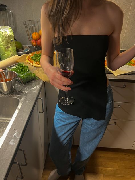 Wine Night Aesthetic Outfit, Wine Night Outfit Casual, Party Outfit Night Club Jeans, Wine Night Outfit, Casual Party Outfit Night, Pizza Clothes, Weekend Fits, Bar Outfit Night, Party Outfit Night Club