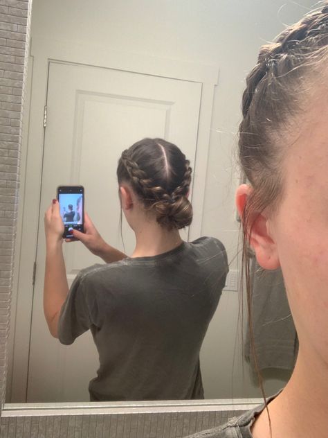 braided hair into a bun for school or sports Gymnastics Meet Hair, Tennis Hairstyles, Soccer Hairstyles, Volleyball Hair, Soccer Hair, Track Hairstyles, Basketball Hairstyles, Competition Hair, Gymnastics Hair