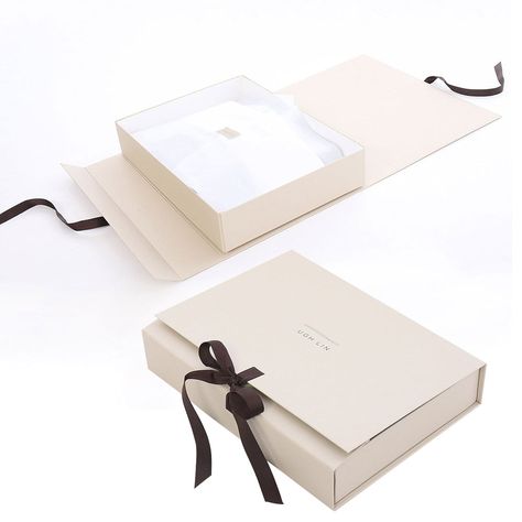 Robe Packaging Ideas, Dresses Packaging Ideas, Packaging Dress Ideas, Backging Boxes Idea Clothes, Clothes Box Packaging, Packing Design Clothes, Packaging For Clothing Brand, Handbag Packaging Ideas, Creative Packaging Design Boxes Ideas