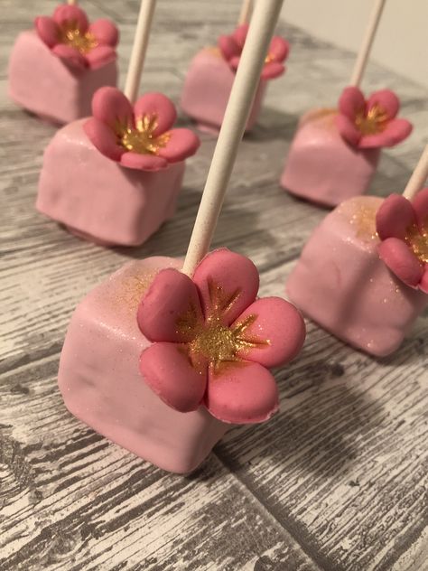 Pink square cake pops Square Cake Pops, Pink Square Cake, Bday Plans, Pops Cake, Easy Candy Recipes, Asian Cake, Pagan Wedding, Square Cake, Pop Cans