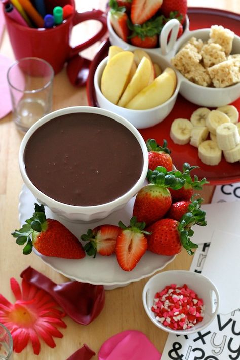 Easy Chocolate Dip for Valentine’s Day Chocolate Dip, Crazy Food, Sweet Dips, Dessert For Two, Dessert Dips, Easy Chocolate, Chocolate Dipped, Sweets Desserts, Appetizer Snacks