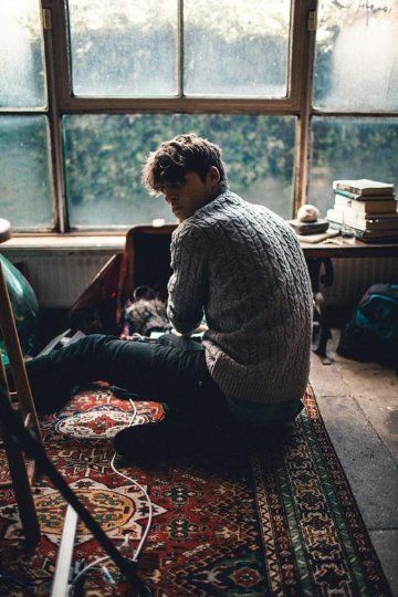 Camera Door, Green Long Sleeve Shirt, Man Sitting, Foto Poses, Rock Punk, Grey Knit Sweater, Cable Sweater, 인물 사진, Sweater Black