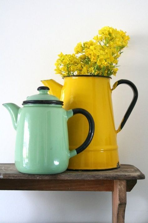 Enamel Teapot, Interior Vintage, Deco Nature, Vintage Enamelware, Chocolate Pots, Shabby Vintage, Décor Diy, Decor Minimalist, European Vintage