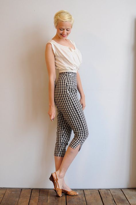 Marilyn Monroe Pants Outfit, 50s Capri Pants, Pedal Pushers Outfit Vintage, Plaid Capri Pants Outfit, Vintage Capri Pants, Vintage Summer Outfits 1950s, 1950s Capri Pants, 50s Summer Fashion, 50s Inspired Outfits