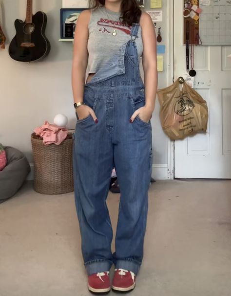 90s Overalls Outfit Women, Comfy Overalls Outfit, Denim Overalls Outfit Aesthetic, Long Overalls Outfit, Flare Jeans Outfit Summer, Baggy Overalls Outfit, Outfits With Overalls, Overalls Outfit Spring, 90s Overalls Outfit