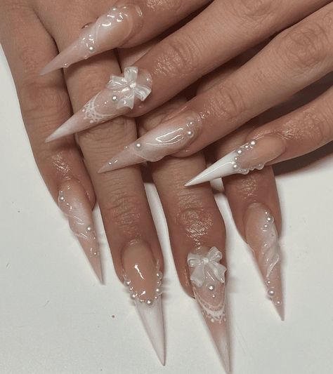 White Stilettos Nails, Stilleto Christmas Nail Designs, Winter Stilleto Nails Designs, Graduation Nails Stiletto, White Christmas Nails Stiletto, White Nails Stiletto Long, Stilleto Christmas Nail, Nail Ideas Stilletos, Stilleto Nails White