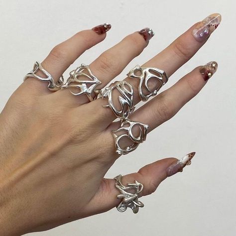 æspacore on Twitter: "Cybercore accessories that aespa should wear: A THREAD https://t.co/Y9T5zLN4hV" / Twitter Ethereal Jewelry, Dope Jewelry, Funky Jewelry, Jewelry Photography, Girly Jewelry, Jewelry Inspo, Pretty Jewellery, Piercing Jewelry, Cute Jewelry