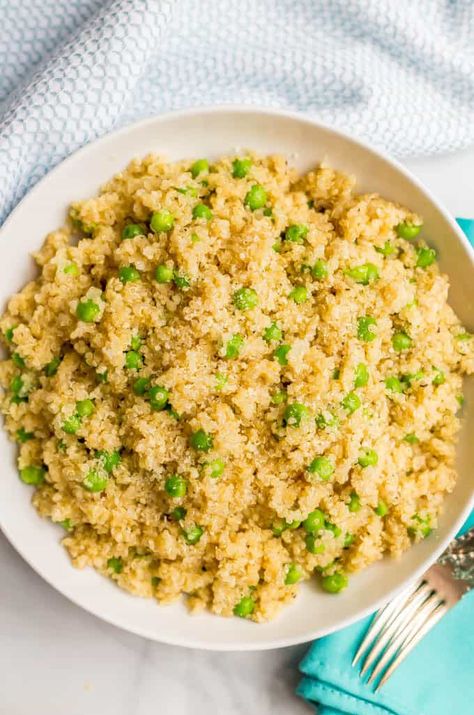 This easy, one-pot quinoa with peas and Parmesan cheese is a simple side dish with big flavors! It’s perfect for a quick dinner side dish to pair with your favorite chicken or pork recipe. #quinoarecipes #frozenpeas #easysidedish | www.familyfoodonthetable.com Quinoa Recipes Easy, Quinoa Recipes Healthy, Quinoa Dishes, Dinner Side, Pork Recipe, Dinner Side Dishes, White Bowl, Favorite Chicken, Dinner Sides