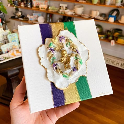 King Cake Party, History Ornaments, Cajun Decor, Mardi Gras Bead Art, Oyster Shells Diy, Mardi Gras Art, Oyster Crafts, Mardi Gras Door, Mardi Gras Diy