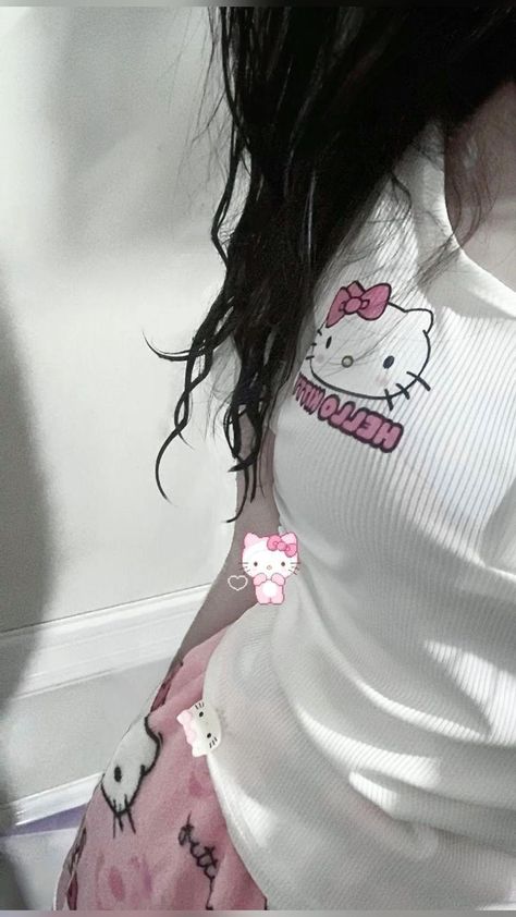 Chat Background, Doflamingo Wallpaper, Hello Kitty Items, Selfie Ideas Instagram, Foto Ideas Instagram, Cute Profile Pictures, Ideas Para Fotos, Cute Poses, Cute Selfie Ideas