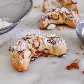 Italian Christmas Cookie Recipes, Almond Crescent Cookies, Crescent Cookies, Italian Christmas Cookies, Italian Cookie Recipes, Almond Biscotti, Biscotti Cookies, Biscotti Recipe, Almond Flour Recipes