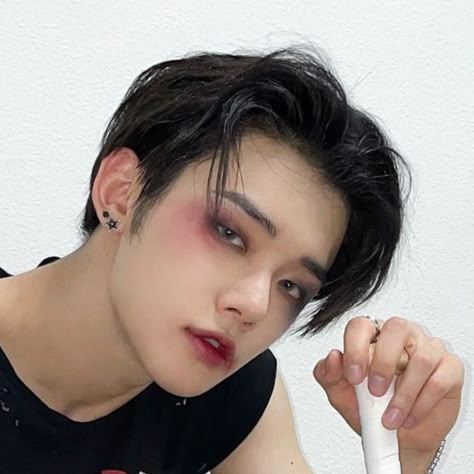 #yeonjun #yeonjuntxt #yeonjunicon #yeonjunicons #yeonjunaesthetic #yeonjunedit #yeonjuneditaesthetic #yeonjuncute #txtyeonjun #yeonjuncute Black Hair Vampire, Yeonjun Instagram, Vampire Makeup Looks, Vampire Vibes, Supernatural Series, Male Vampire, Red Eyeliner, Ansan, Vampire Makeup