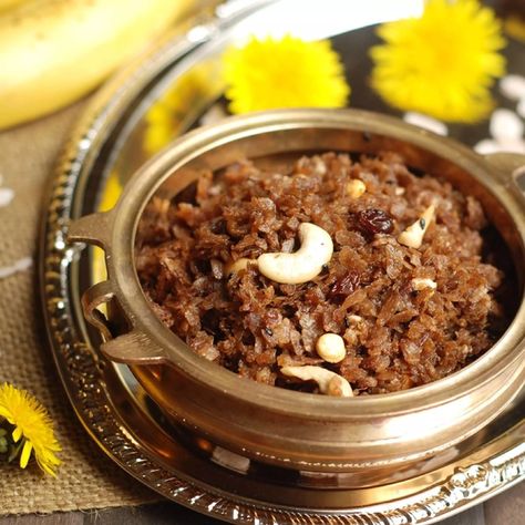 Delicious and sweet snack.Aval Vilayichathu is a popular sweet snack of Kerala, made with beaten rice, coconut and jaggery. This is one snack to enjoy . The recipe I am sharing is the one I noted down while my Mom was preparing it. South Indian Foods, Jaggery Recipes, Rice Coconut, Kerala Recipes, Rice Flakes, Indian Foods, Recipes Yummy, Kerala Food, Dry Ginger