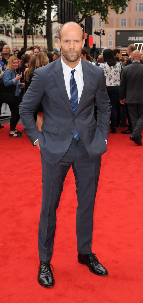 British actor Jason Statham wearing Burberry tailoring on the red carpet at the premiere of 'Spy' in London last night Jason Statham Suit, Jason Statham Body Fitness, Jason Statham Style, Jason Statham Body, Jason Stratham, Bald Men Style, Stylish Mens Suits, Bald Man, Jason Statham