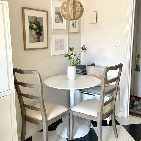 Corner Dining Nook, Small Dining Nook, Small Dinner Table, Apartment Dining Area, Corner Dining Table, Kitchen Nook Table, Dining Nooks, Tiny Dining Rooms, Small Round Dining Table