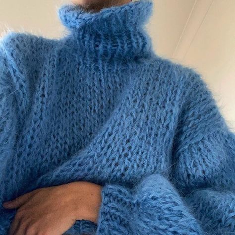 Blue Chunky Sweater, Nyc Winter Outfits, Slow Fashion Movement, Winter Fits, Mode Inspo, Knit Fashion, Mode Inspiration, Knitting Inspiration, Knit Jumper