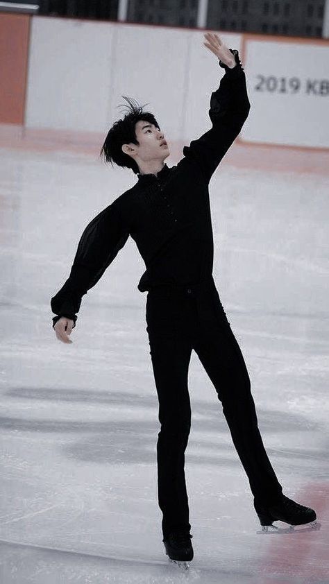 Prince Poses Reference, Enhypen Sunghoon Ice Skating, Held At Gunpoint Reference, Ice Skating Sunghoon, Male Figure Skaters Outfit, Ice Skating Reference, Sunghoon Figure Skating, Sunghoon Ice Prince, Sunghoon Skating