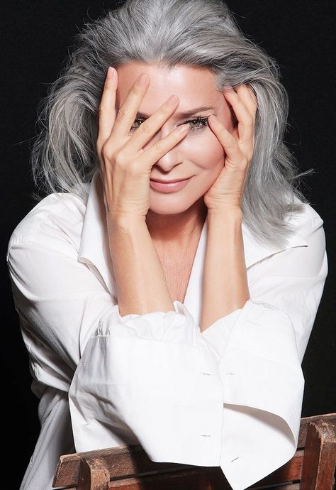 Long Hair Older Women, Silver Haired Beauties, Gorgeous Gray Hair, Beautiful Gray Hair, Silver Grey Hair, 사진 촬영 포즈, Going Gray, Ageless Beauty, Aging Gracefully