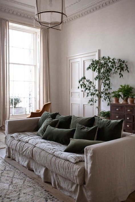 Linen Sofa Living Room, Green Linen Sofa, Parisian Interior Decor, Linen Sofa Cover, Velvet Sofa Living Room, Interior Design Minimalist, Interior Decorating Styles, Sofa Living Room, Decorating Style