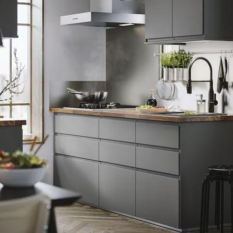 Voxtorp Kitchen, Voxtorp Ikea, Grey Ikea Kitchen, Ikea Metod Kitchen, Green Kitchen Designs, Corner Base Cabinet, Tiny Kitchen Design, Dark Grey Kitchen, Kitchen Guide