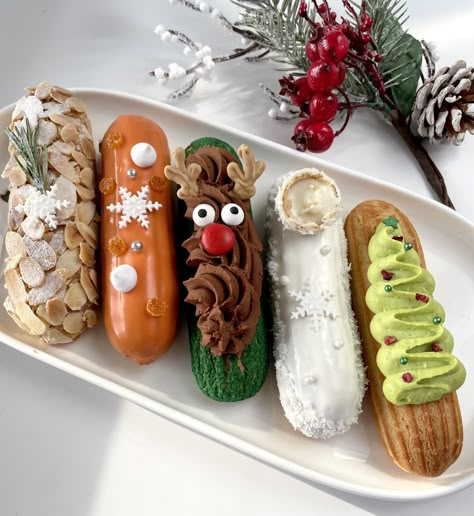 Modern Christmas Dessert, Halloween Choux Pastry, Christmas Choux Pastry, Fall Eclairs, Eclair Christmas, Christmas Eclairs, Christmas Patisserie, French Pastries Art, Christmas Pastry