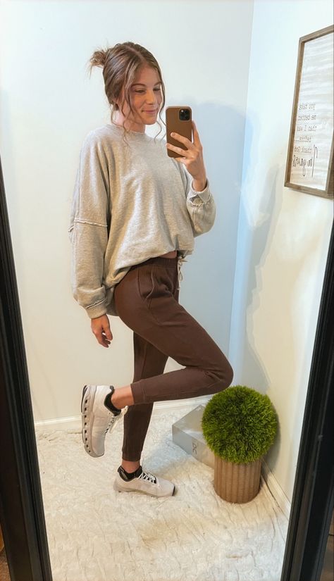 Dark Brown Joggers Outfit Women, Outfits With Brown Joggers, Brown Athleisure Outfit, Summer Jogger Outfits, Brown Joggers Outfit Women, Brown Leggings Outfit Fall, Fall Joggers Outfit, Brown Joggers Outfit, Brown Sweatpants Outfits