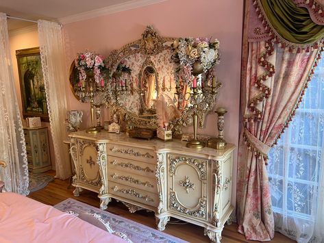 Flowers On Bed Frame, Rococo Aesthetic Room, Vintage Victorian Bedroom, Pink Vintage Room, Cute Aesthetic Rooms, Rooms Decoration, Entertainment Room Decor, Zimmer Diy, Dreamy Decor