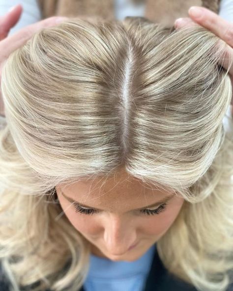 Root Smudge, Blonde Hair Goals, Blonde Hair With Roots, Blonde Lowlights, Perfect Blonde Hair, Bright Blonde Hair, Summer Blonde Hair, Dyed Blonde Hair, Light Blonde Hair